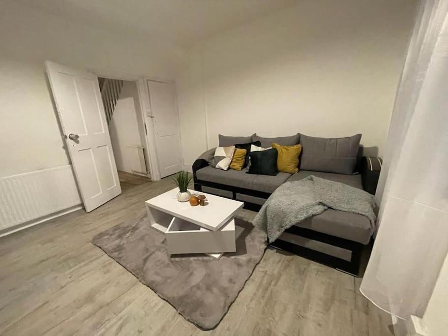 Beautiful 2 Bedroom On Tower Bridge 런던 외부 사진