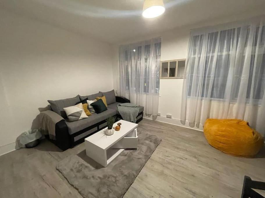Beautiful 2 Bedroom On Tower Bridge 런던 외부 사진